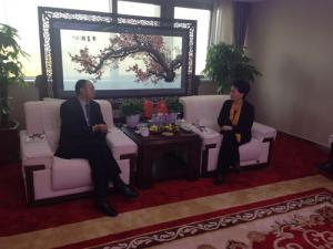 鄺遠(yuǎn)平與河南省工商聯(lián)副主席、鄭州市工商聯(lián)主席薛景霞